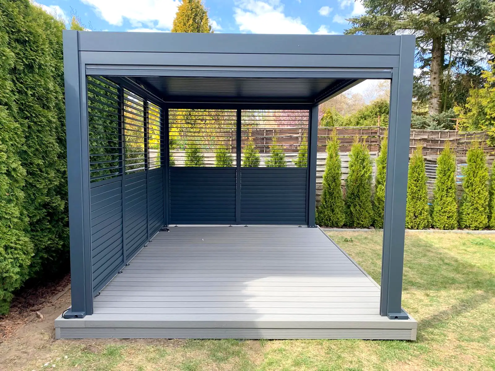 Pergola ogrodowa wolnostojąca 4×3 antracyt z podestem - widok z narożnika
