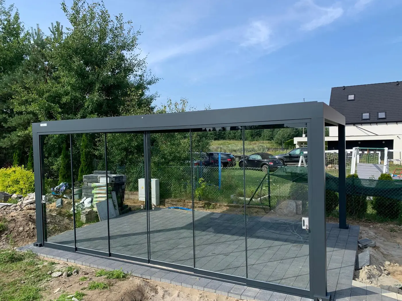Aluminiowe zadaszenie tarasu 4×6 LUX w Niestępowie - pergola z zabudową szklaną w kolorze antracytowym