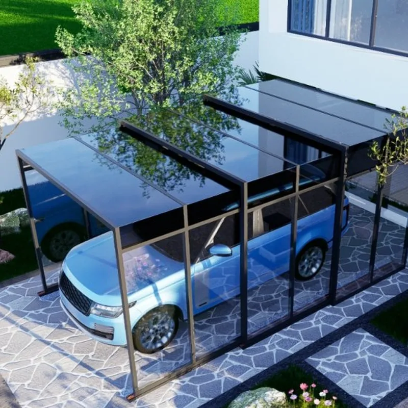 Carport przesuwny SOLO z dachem z dymionego poliwęglanu w ogrodzie
