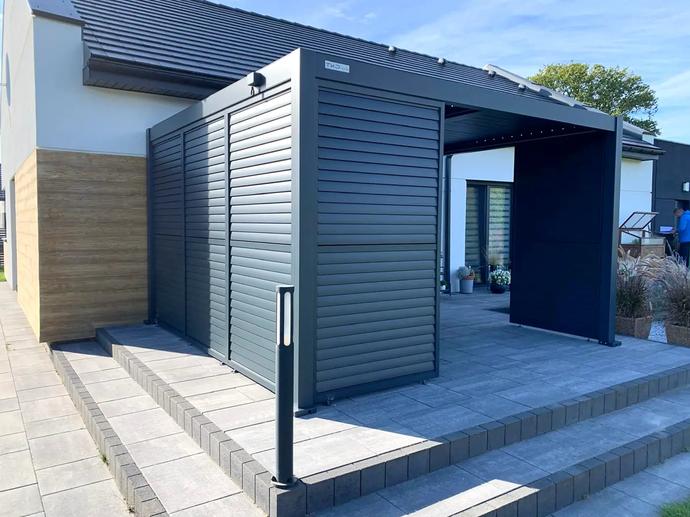 Pergola 4×4 w Grudziądzu z boku - pełna ściana z paneli żaluzjowych w kolorze antracytowym