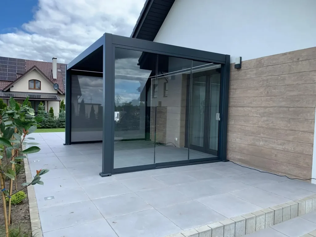 Pergola aluminiowa 3×4 BASE w Tryszczynie - konstrukcja przyścienna z zabudową szklaną