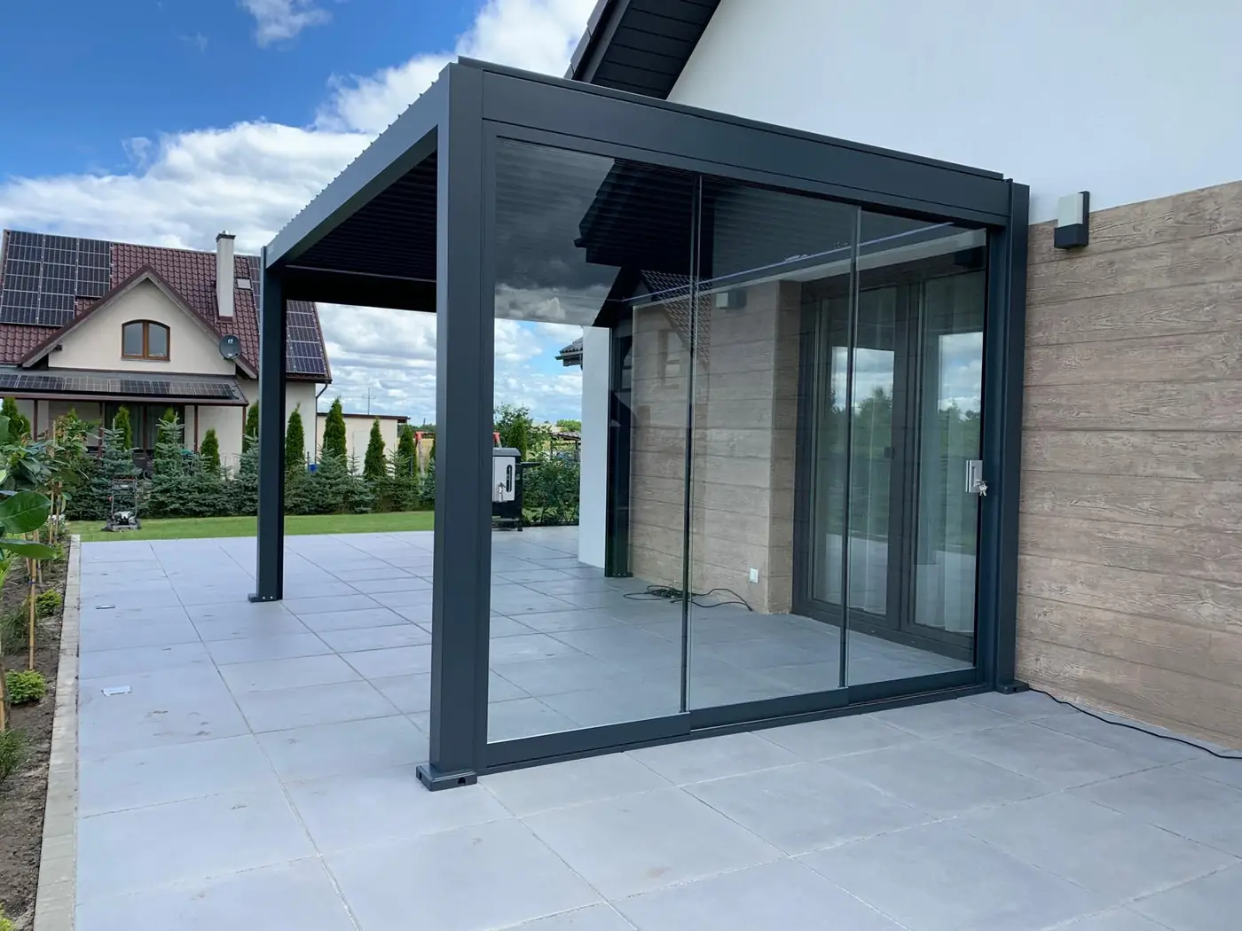 Pergola BASE 3×4 w Tryszczynie koło Bydgoszczy - widok od strony ogrodu