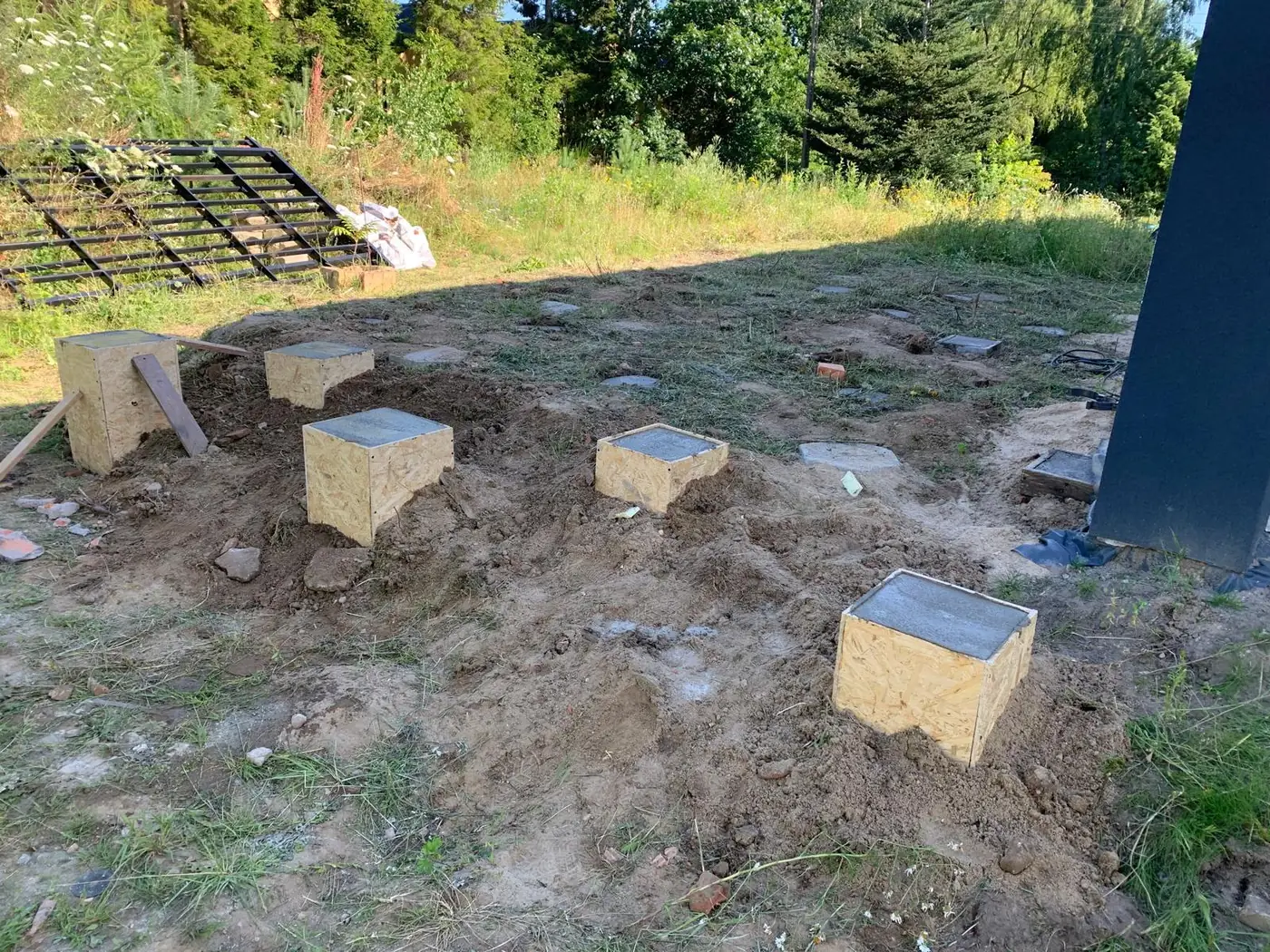 Fundamenty punktowe pod pergolę aluminiową 6×4 w Gdyni - szalunki pod słupy nośne przed wykonaniem podestu