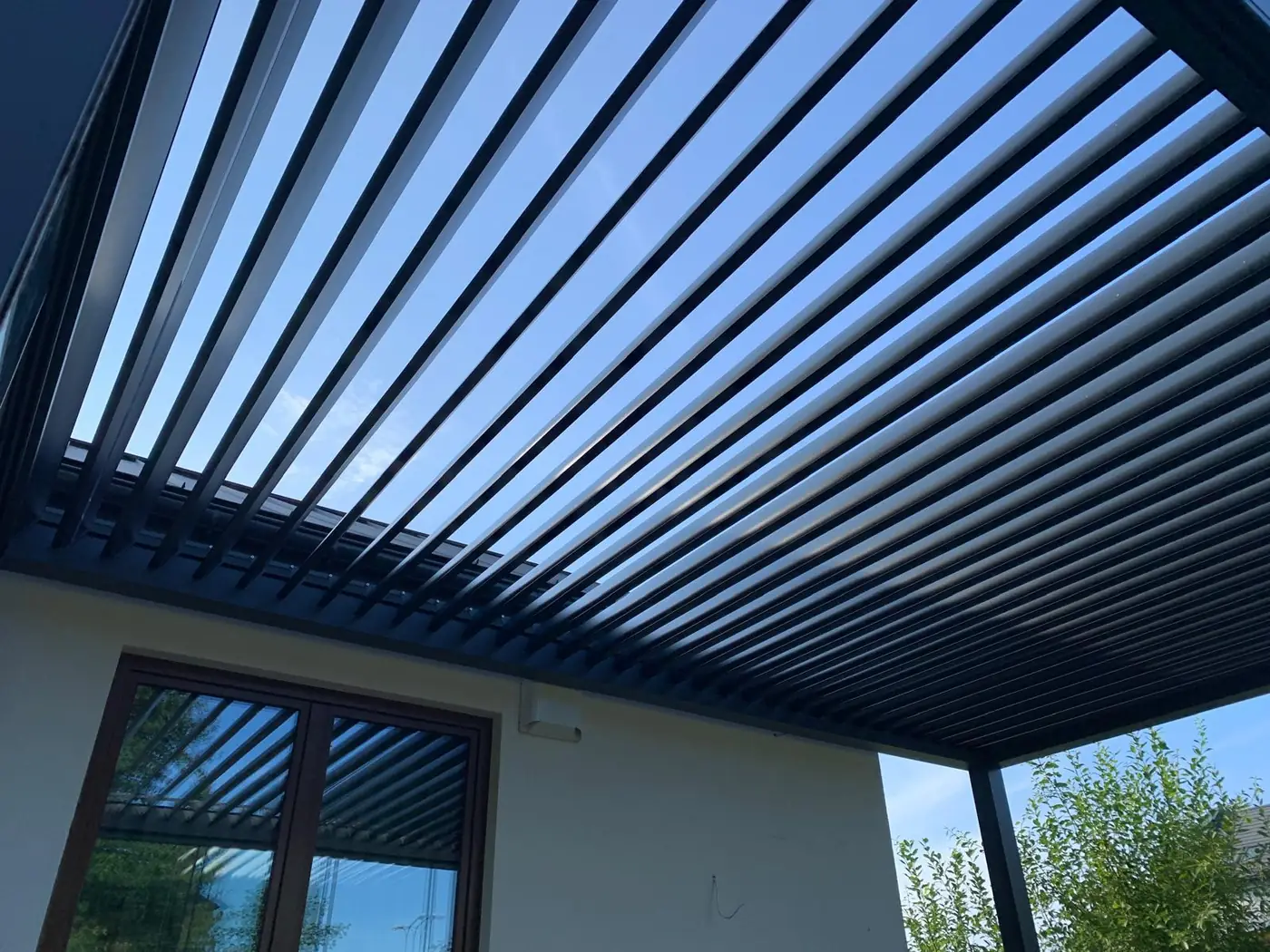 Dach lamelowy pergoli aluminiowej w Gdyni widziany od spodu - otwarte lamele