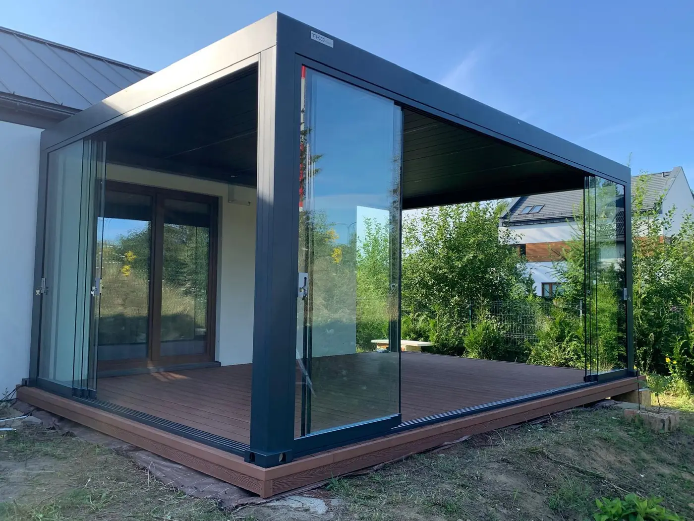 Pergola aluminiowa 6×4 LUX w Gdyni przy elewacji domu - pełna zabudowa szklana