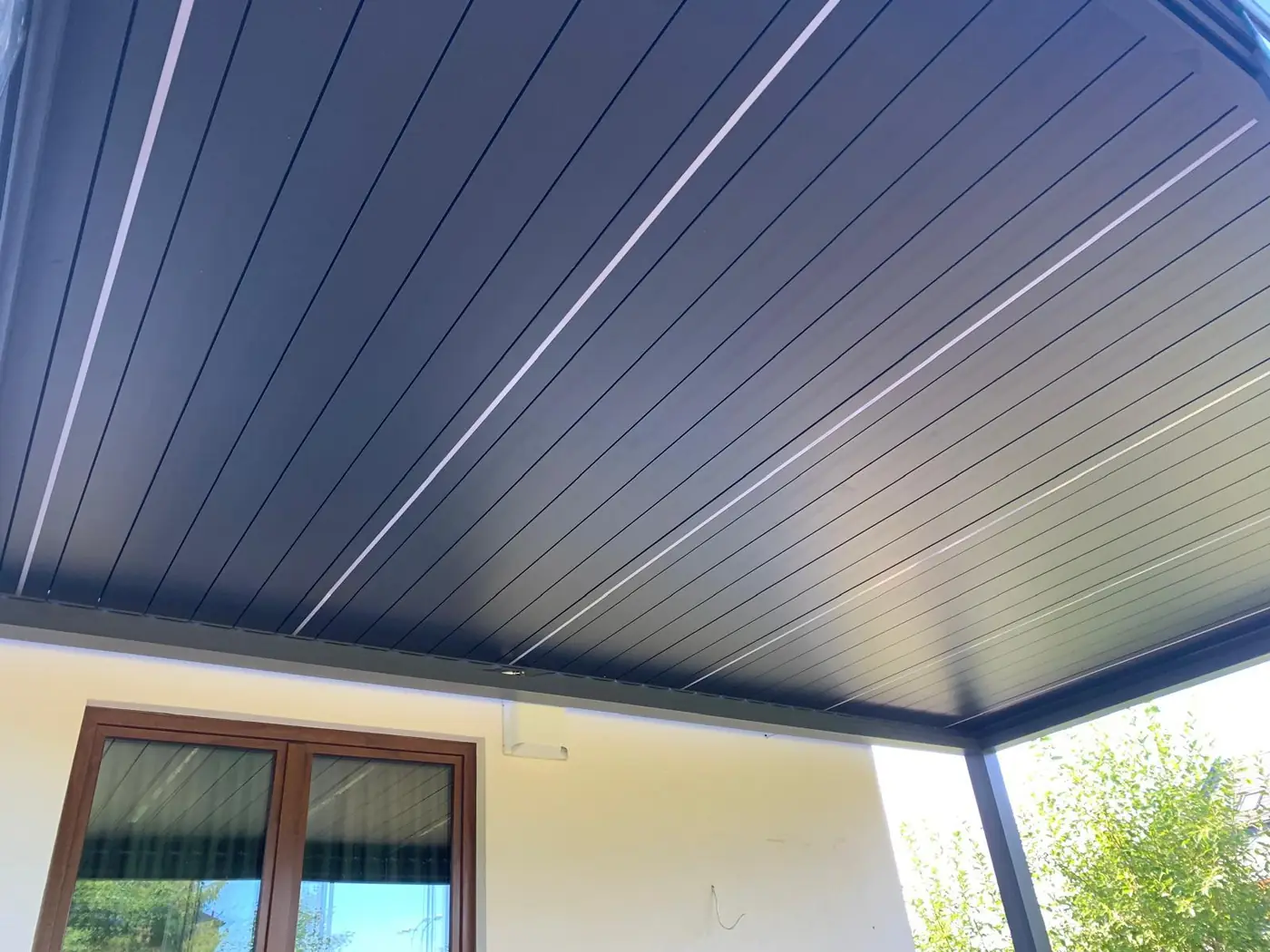 Oświetlenie LED wpuszczone w profile dachu pergoli LUX w Gdyni