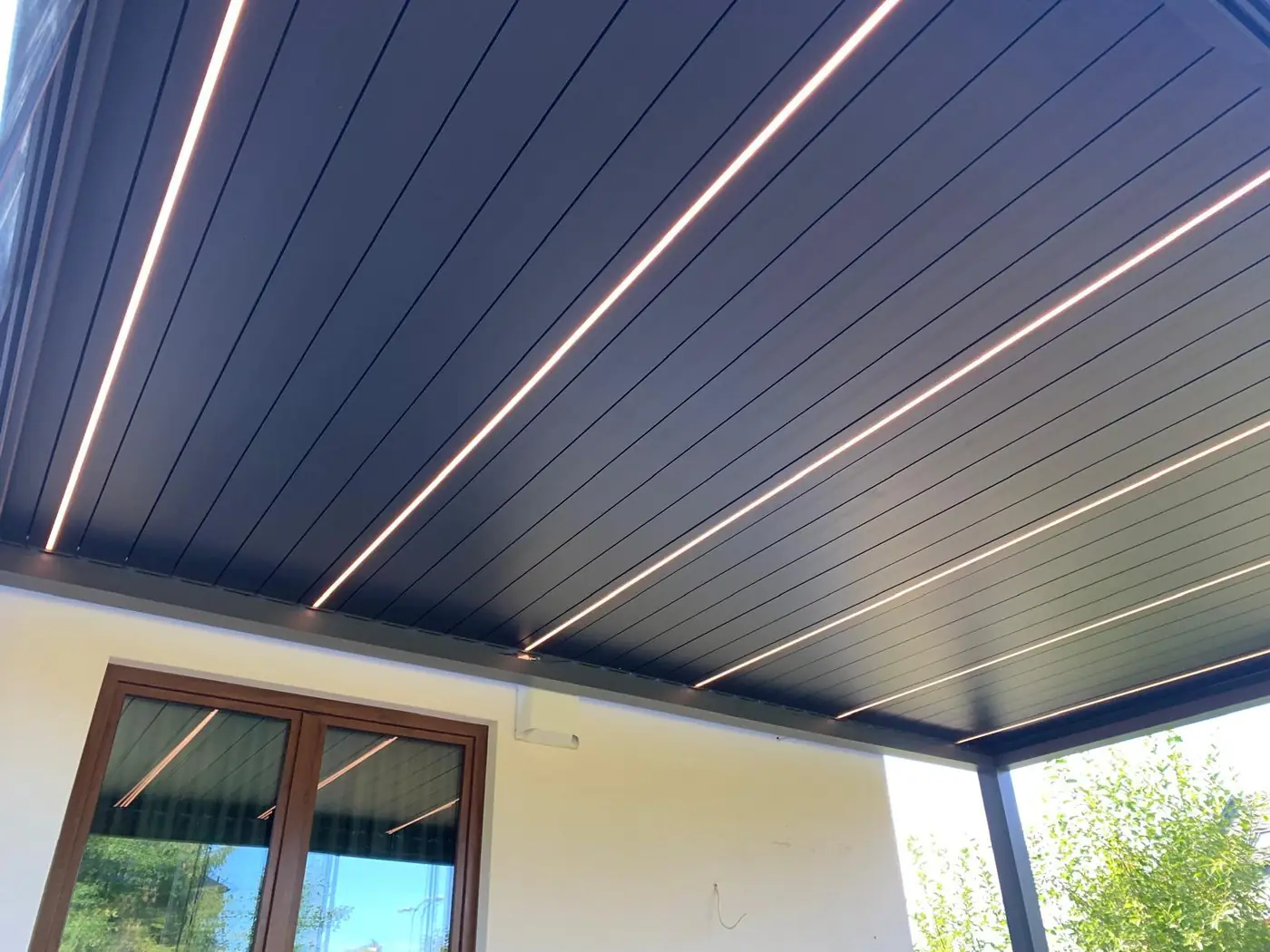 Listwy LED w dachu lamelowym pergoli aluminiowej 6×4 w Gdyni