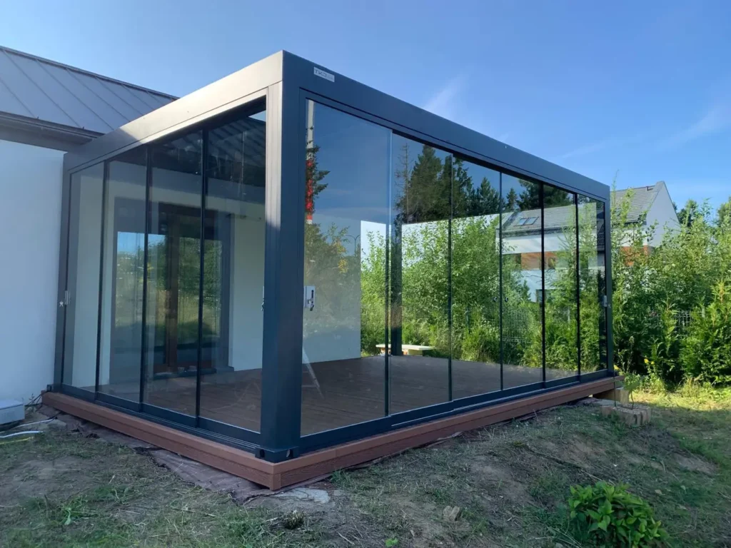 Pergola aluminiowa LUX 6×4 w Gdyni - zabudowa szklana i dach lamelowy w kolorze antracytowym