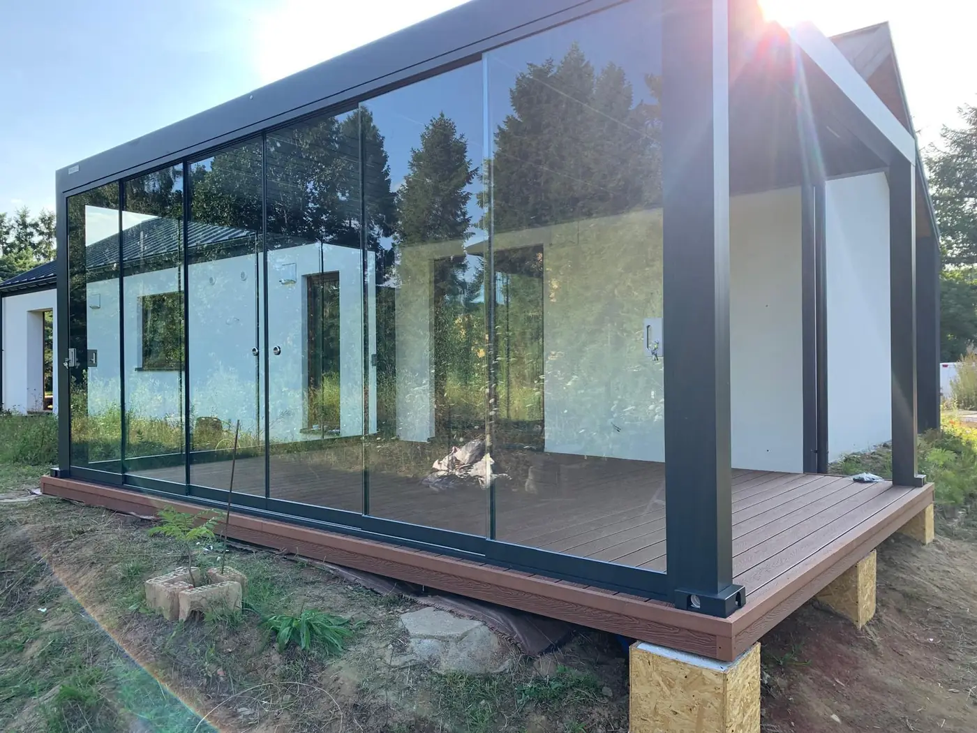 Pergola aluminiowa 6×4 w Gdyni od strony ogrodu - przesuwne ściany szklane