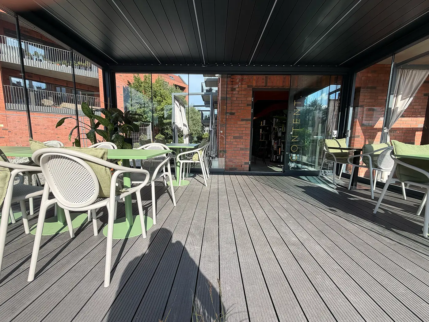 Sala restauracyjna w pergoli LUX 6×4 w Gdańsku - stoliki pod zamkniętym dachem lamelowym