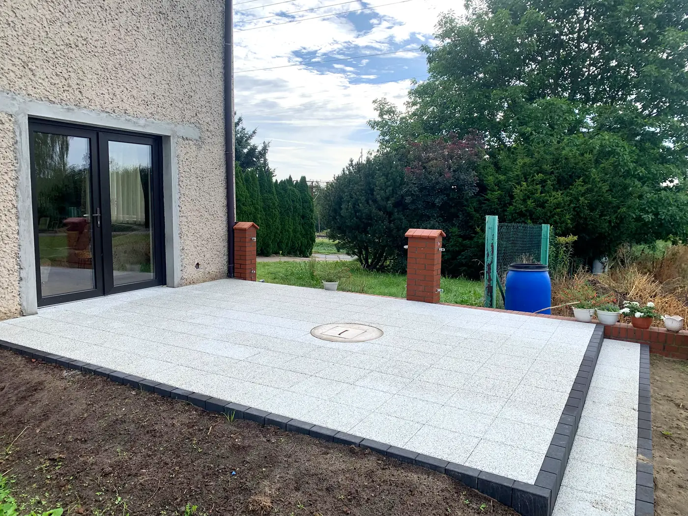 Taras w Laskowicach przed montażem pergoli - nowe płyty przy wyjściu z domu
