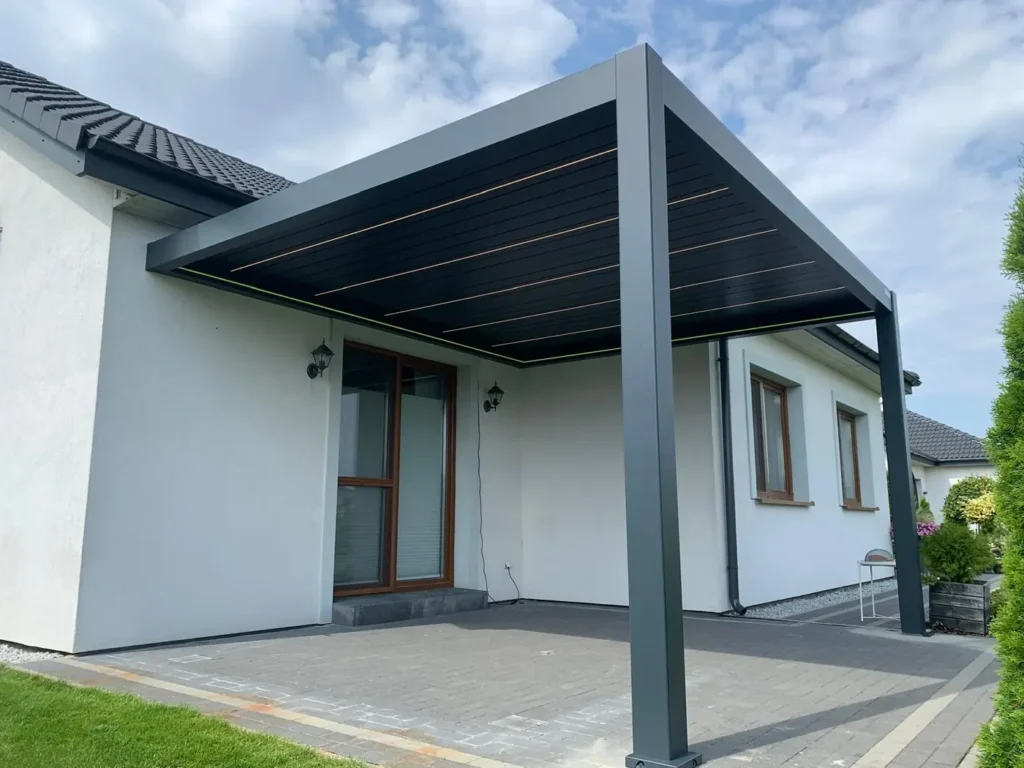 Pergola na wymiar FLEX 4×4,5 m w Pruszczu koło Świecia - konstrukcja przyścienna przy elewacji domu