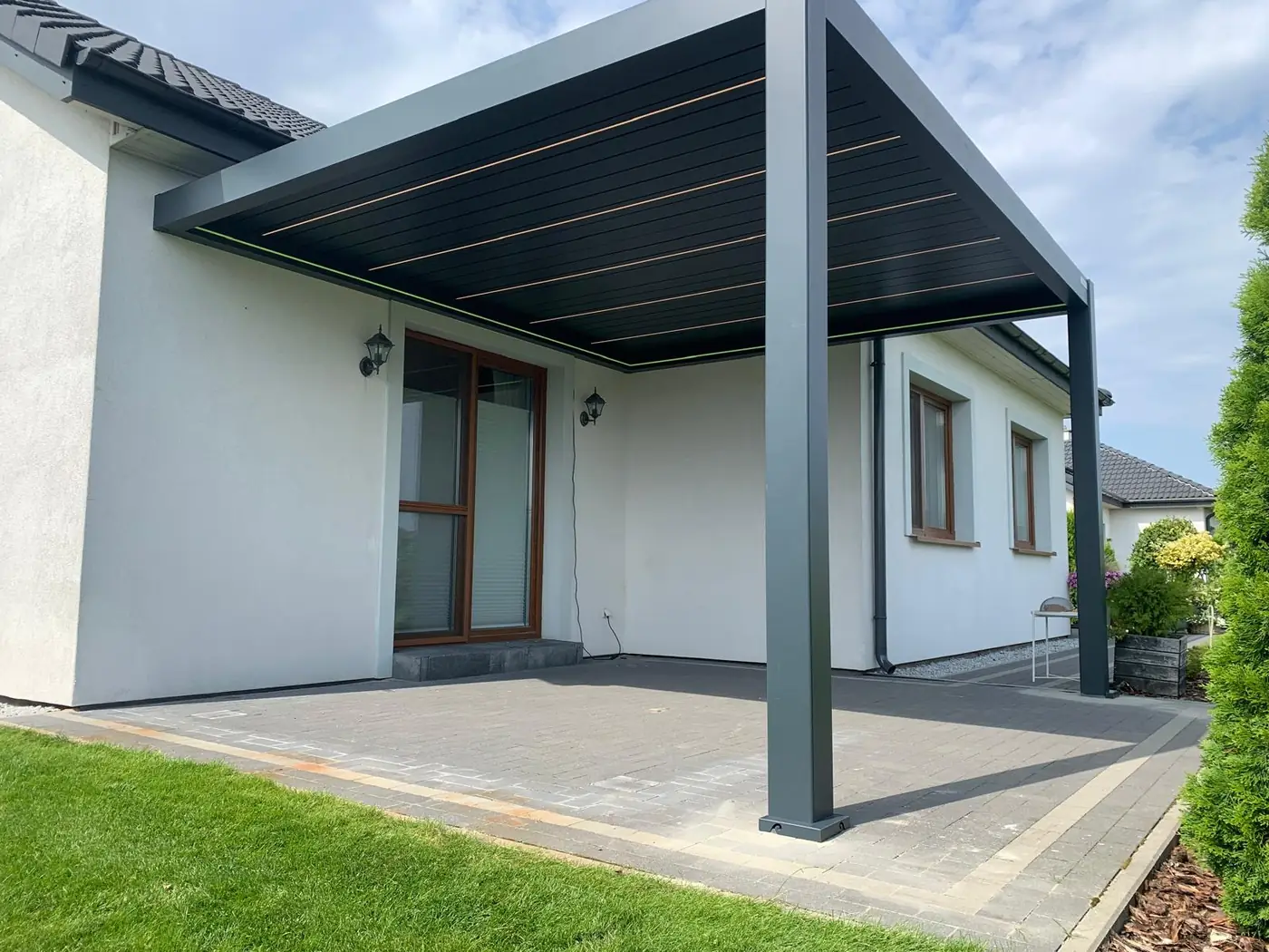 Pergola na wymiar w Pruszczu - dach lamelowy nad tarasem, wysokość 2,8 m