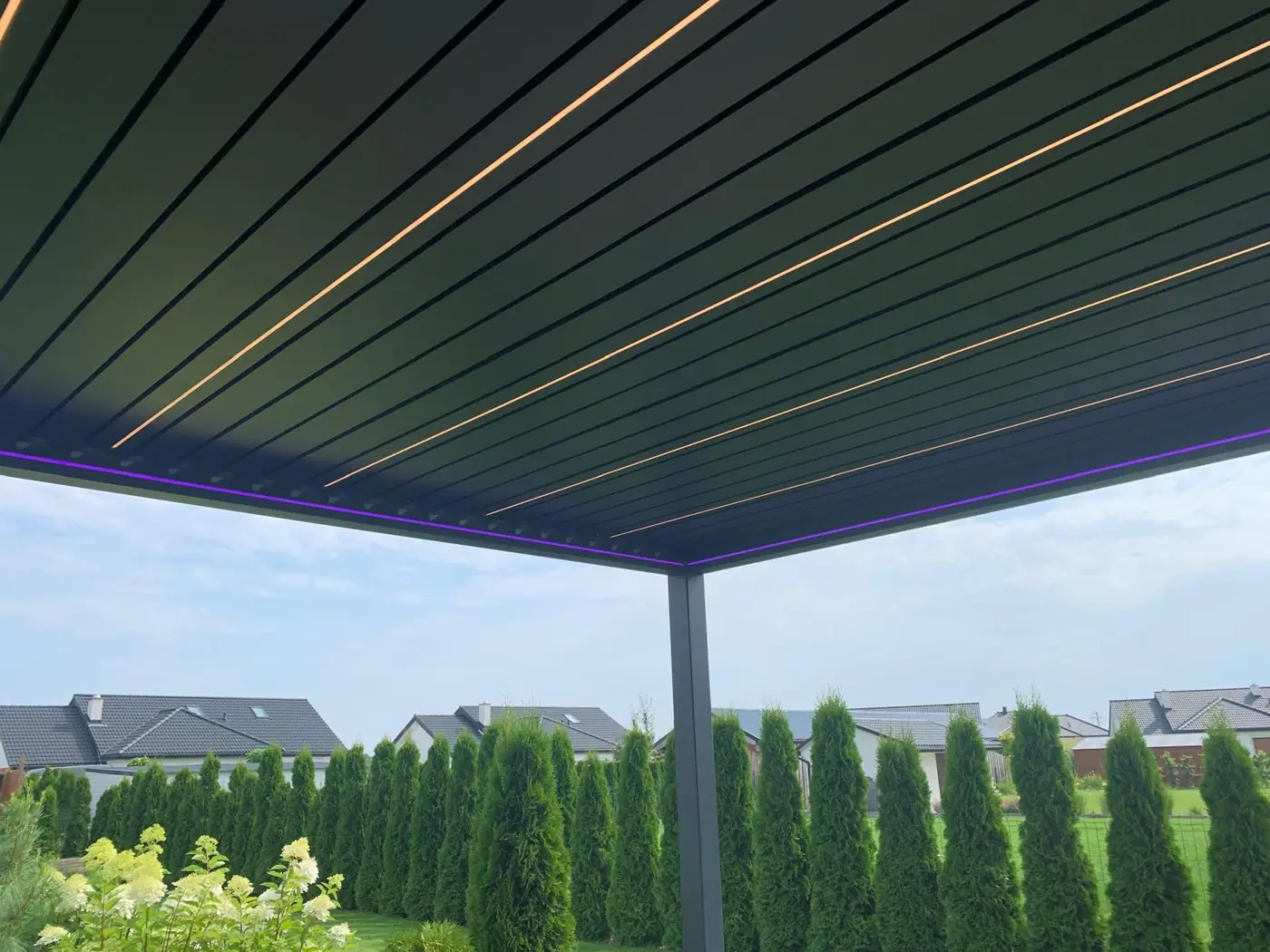Oświetlenie LED w profilach dachu pergoli na wymiar w Pruszczu