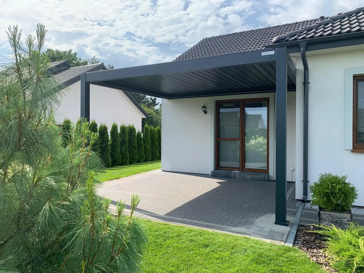 Pergola FLEX na wymiar w Pruszczu widziana z ogrodu