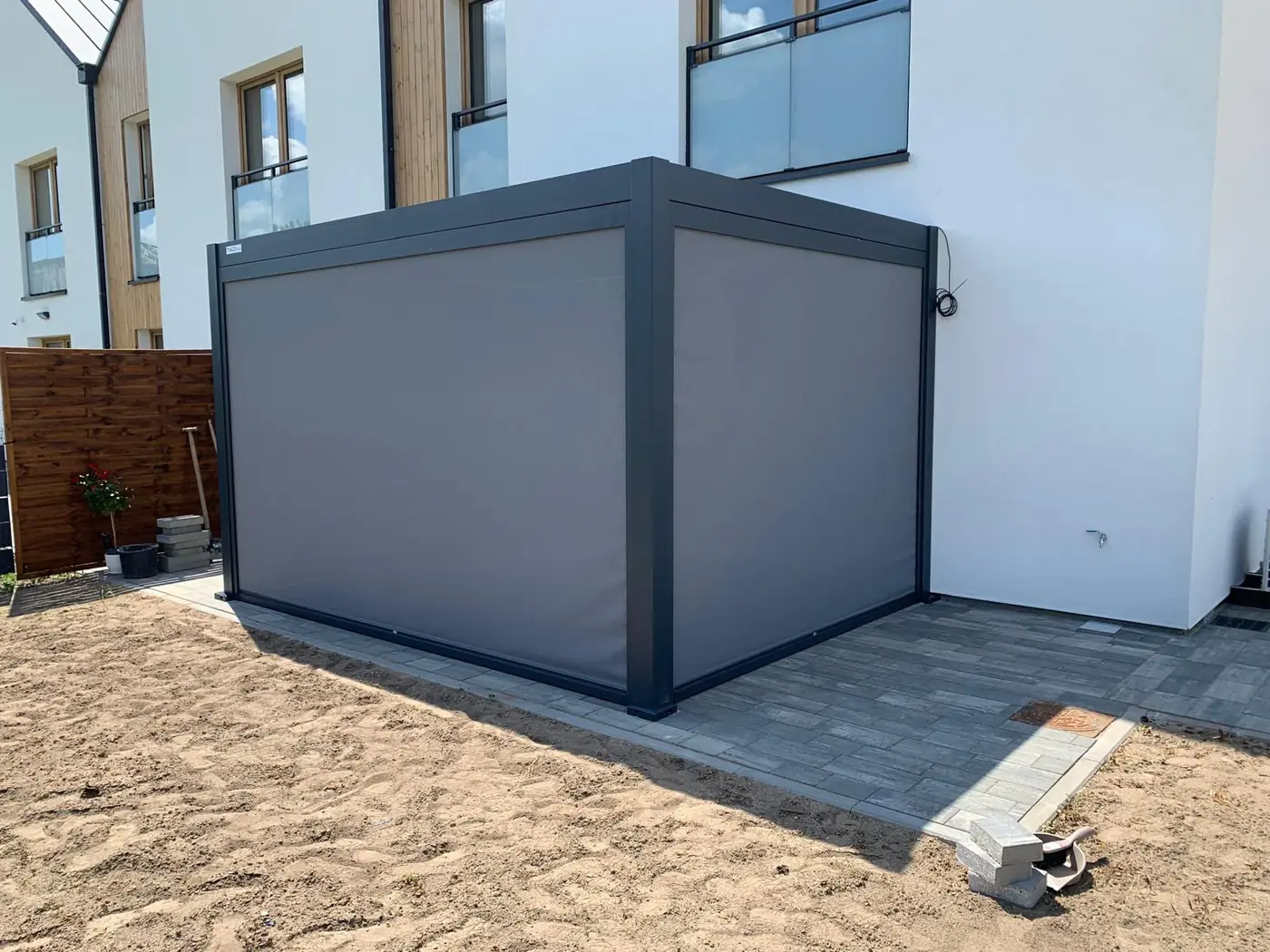 Rolety elektryczne w pergoli BASE 4×3 w Świeciu - osłony opuszczone z trzech stron