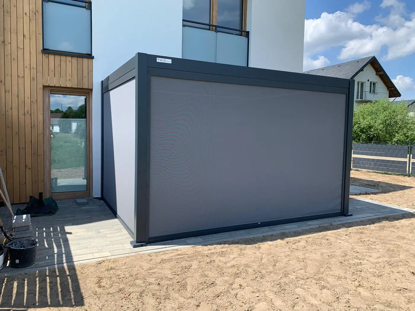 Roleta boczna pergoli BASE 4×3 w Świeciu w pozycji opuszczonej