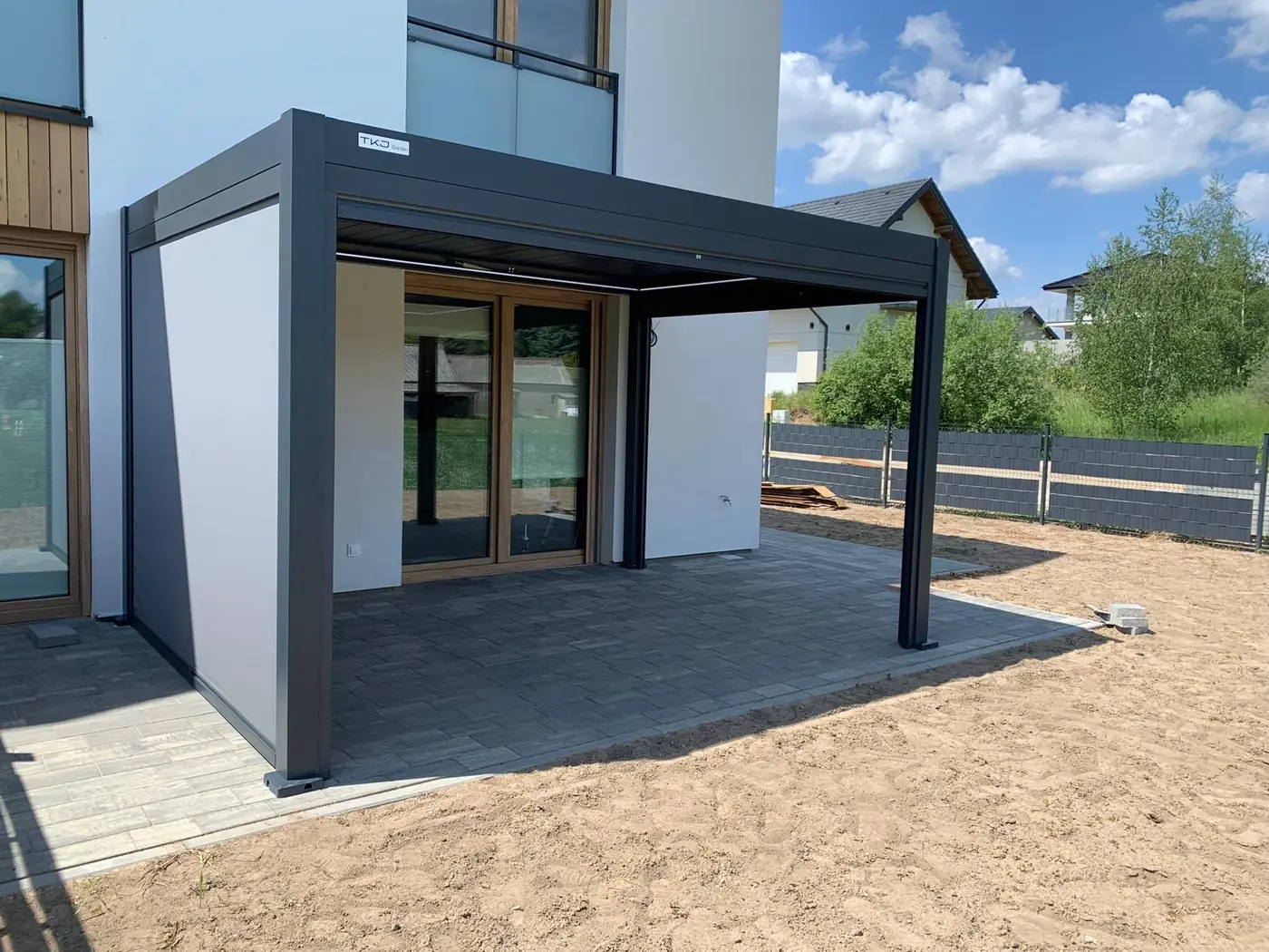 Pergola BASE 4×3 w Świeciu - konstrukcja aluminiowa w kolorze antracytowym przy tarasie