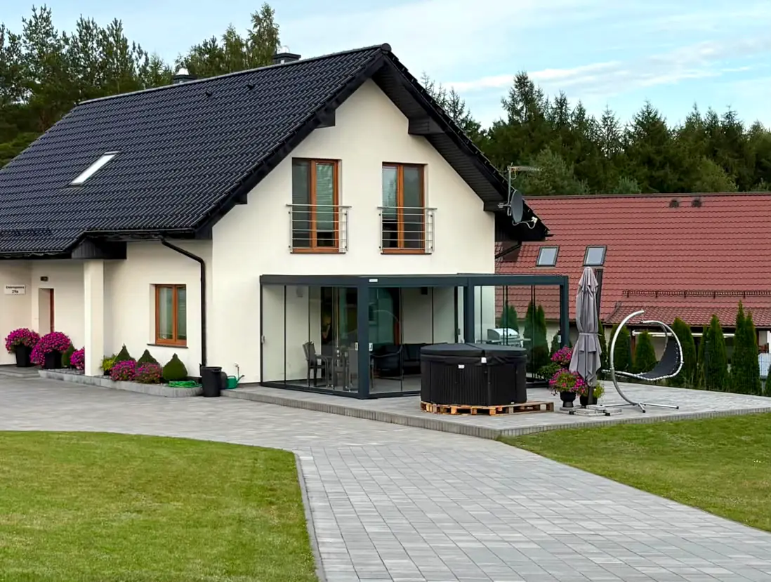 Dom z pergolą przyścienną 4×6 w Dobrogoszczy - widok od podjazdu