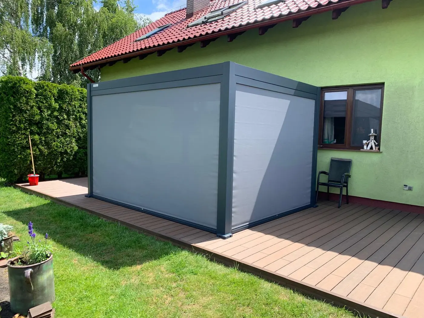 Roleta manualna w pergoli BASE 4×3 w Klamrach - opuszczona osłona boczna