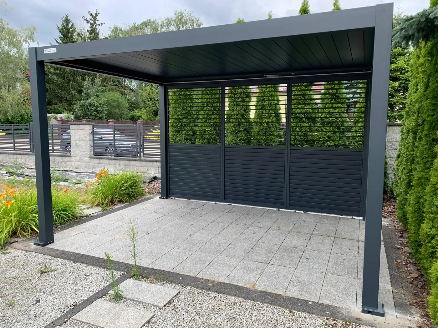 Panel żaluzjowy pergoli 3×4 w Toruniu - aluminiowa ściana w kolorze antracytowym