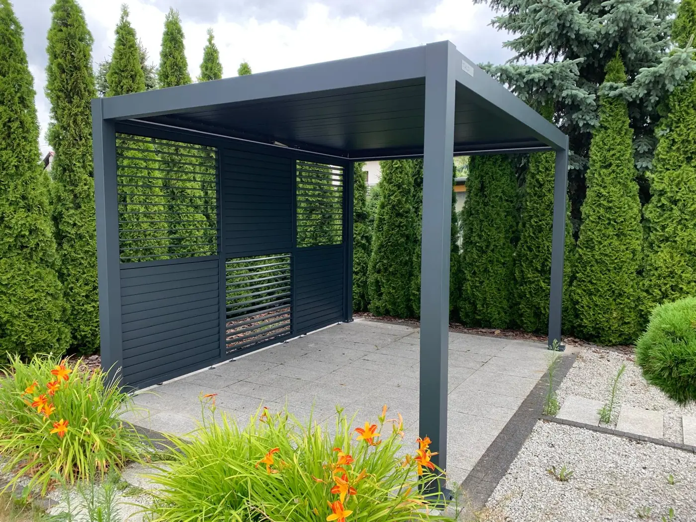 Pergola tarasowa 3×4 w Toruniu przy szpalerze tui - dach lamelowy i płyty betonowe