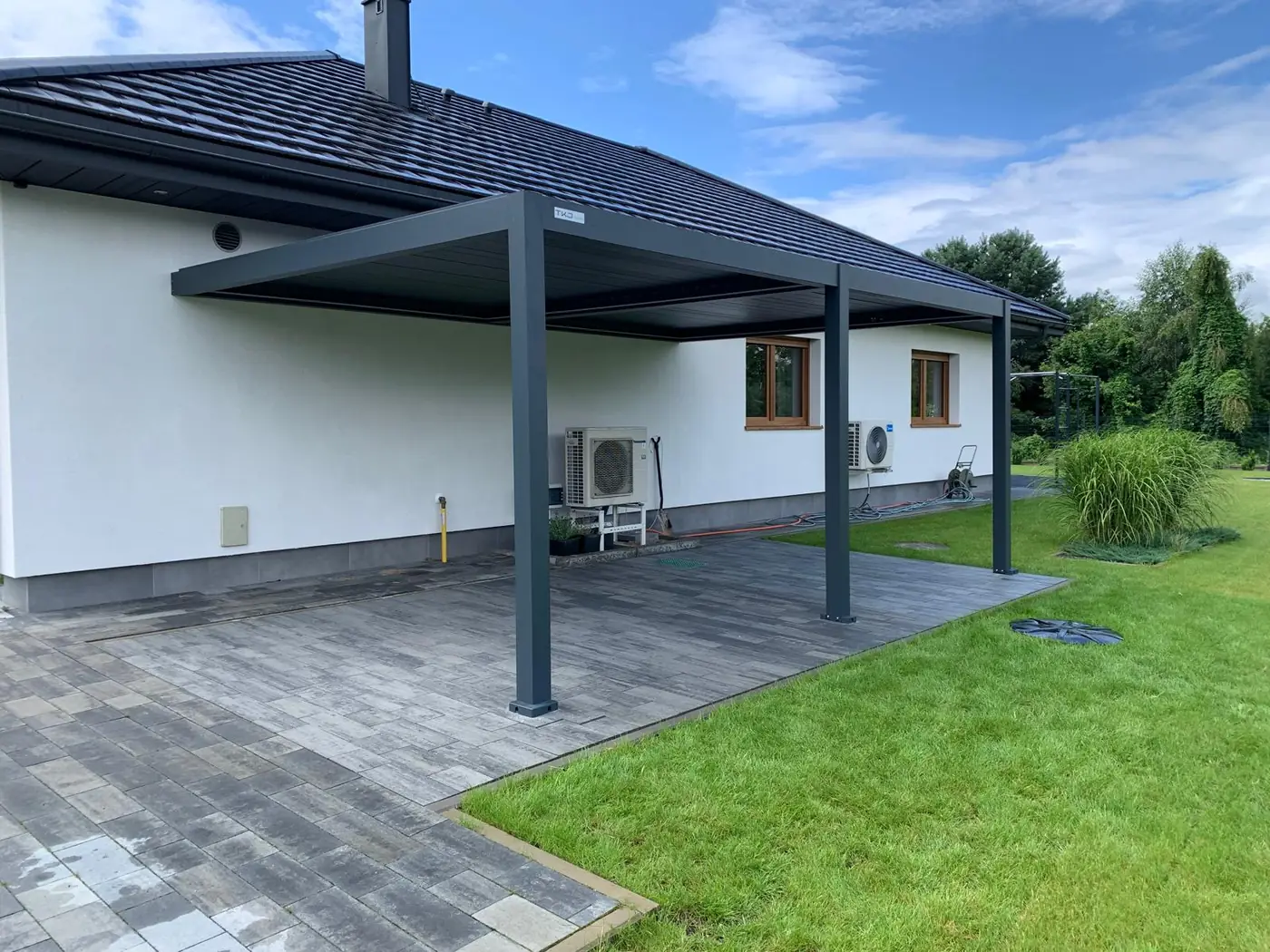 Pergola tarasowa 6×4 BASE w Szpetalu Górnym - konstrukcja przyścienna nad tarasem z kostki