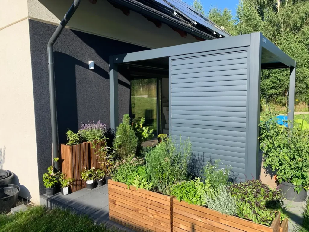 Pergola tarasowa BASE 3×3 w Otominie - konstrukcja przyścienna z panelem żaluzjowym