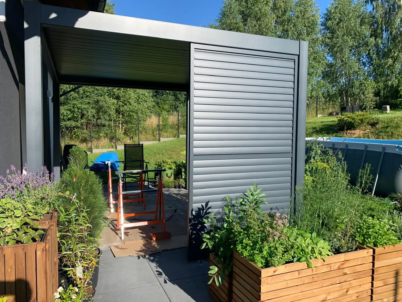Pergola BASE 3×3 z panelem żaluzjowym w Otominie koło Gdańska - osłona boczna tarasu