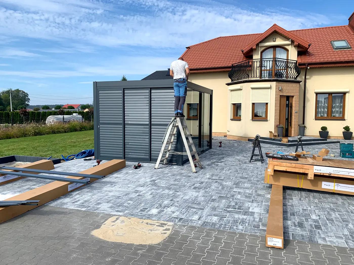Montaż pergoli wolnostojącej BASE 4×3 w województwie mazowieckim - składanie konstrukcji na kostce przed domem