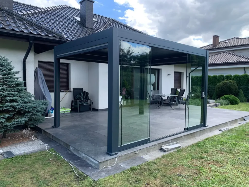 Pergola z roletami ZIP BASE 4×3 w Grudziądzu - konstrukcja przyścienna z zabudową szklaną