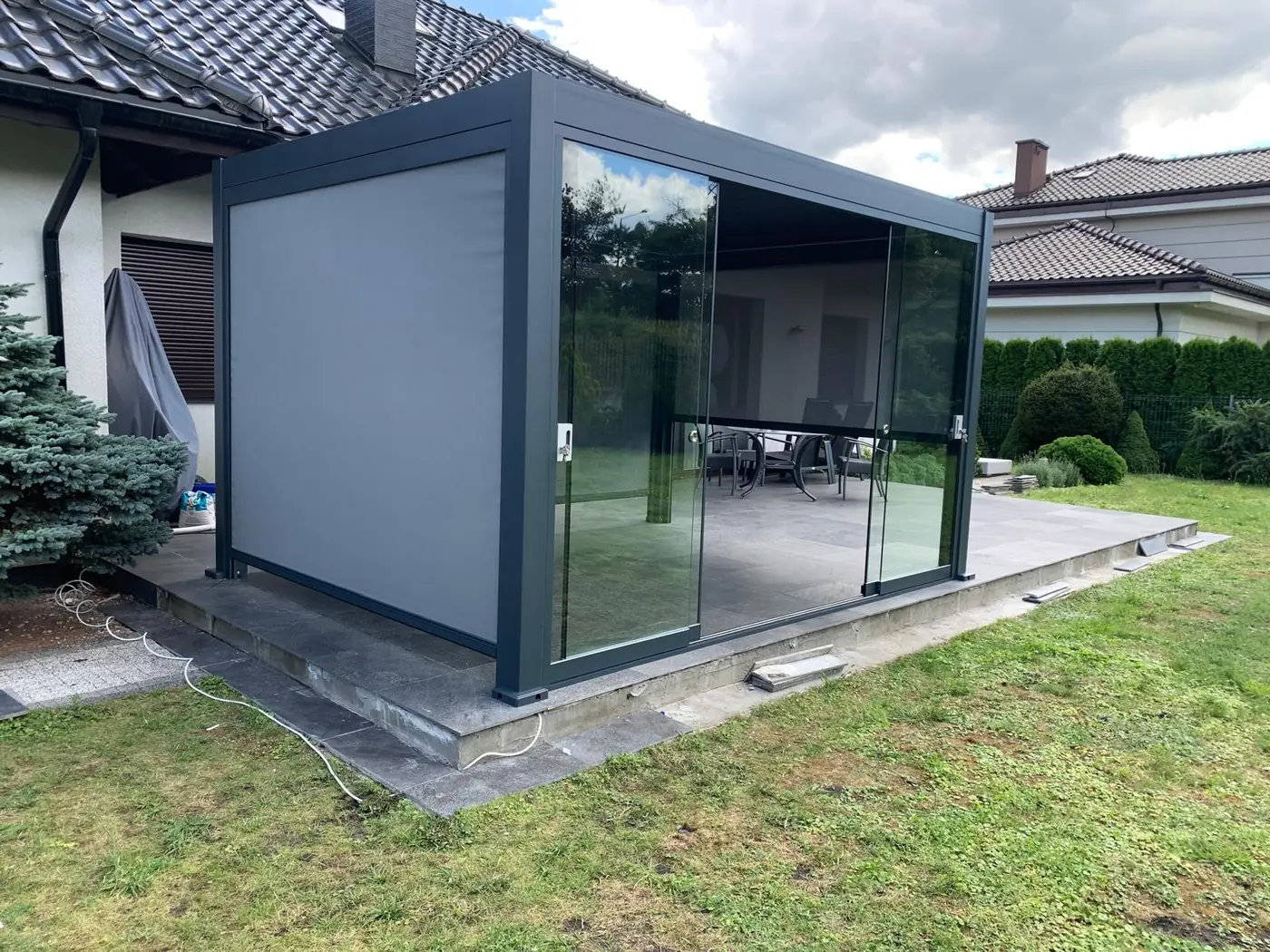 Rolety ZIP w pergoli BASE 4×3 w Grudziądzu - osłony opuszczone na trzech ścianach