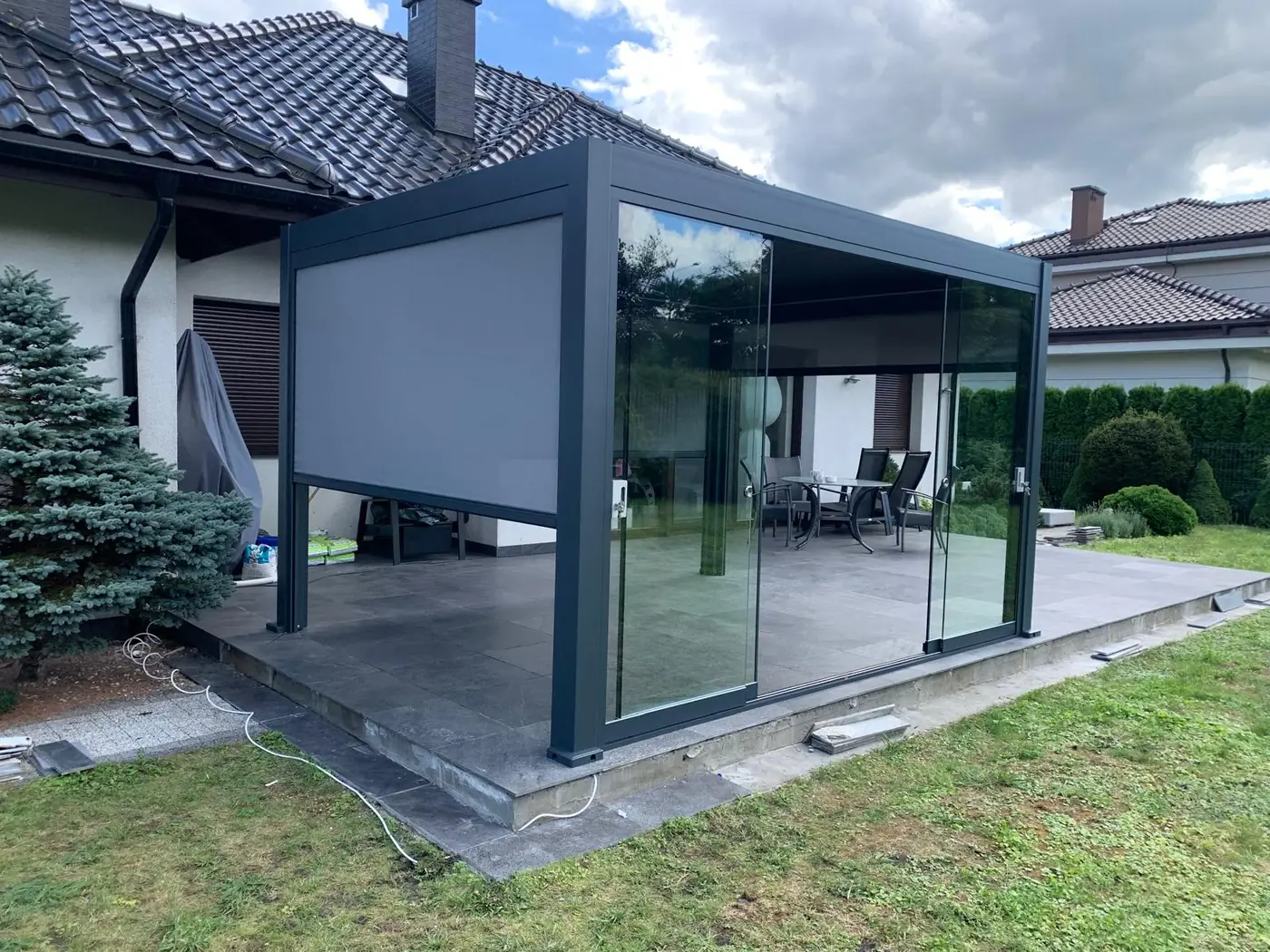 Pergola 4×3 w Grudziądzu od strony ogrodu - rolety ZIP i dach lamelowy