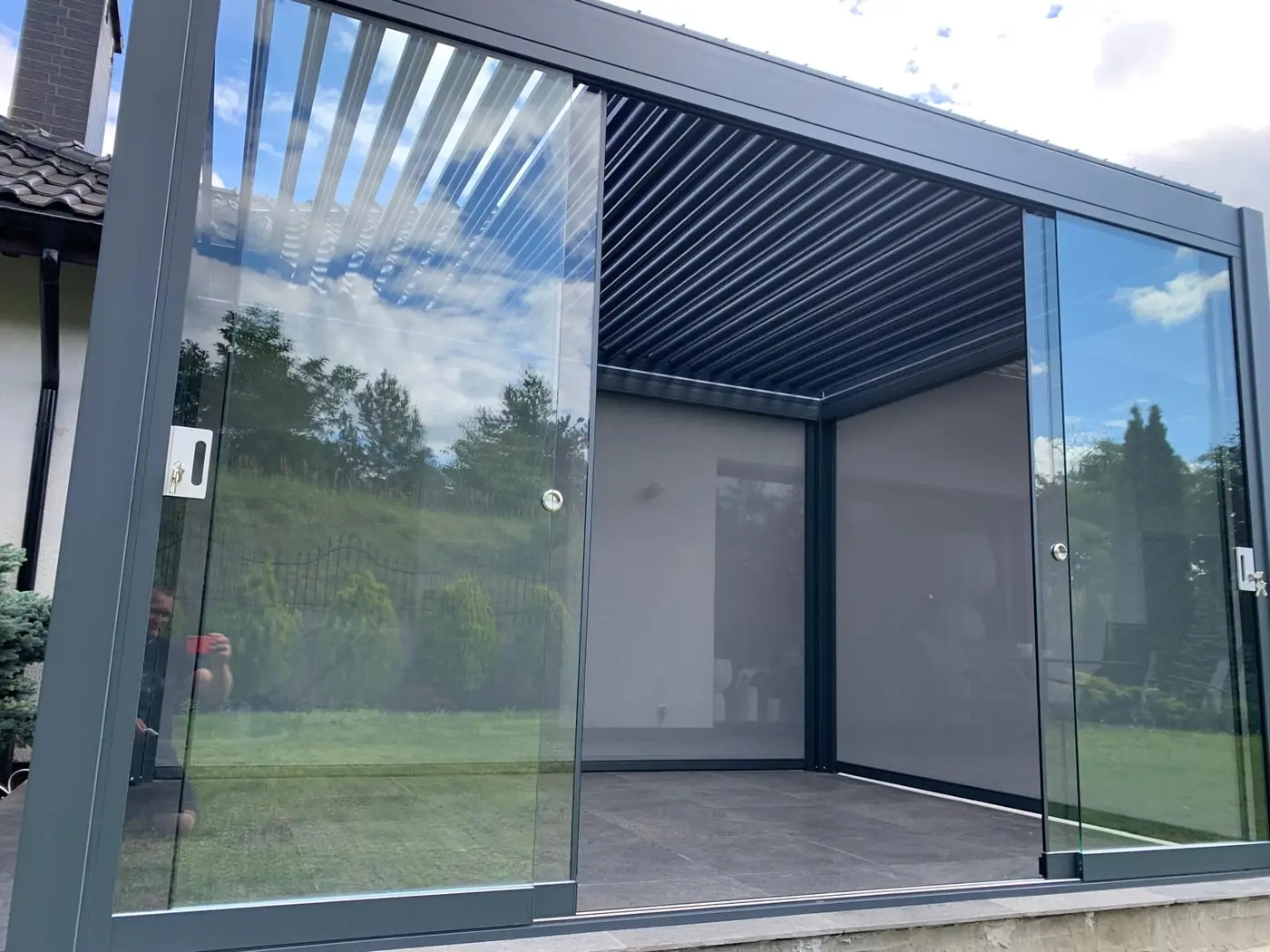 Szklane drzwi przesuwne w pergoli 4×3 w Grudziądzu - widok z wnętrza