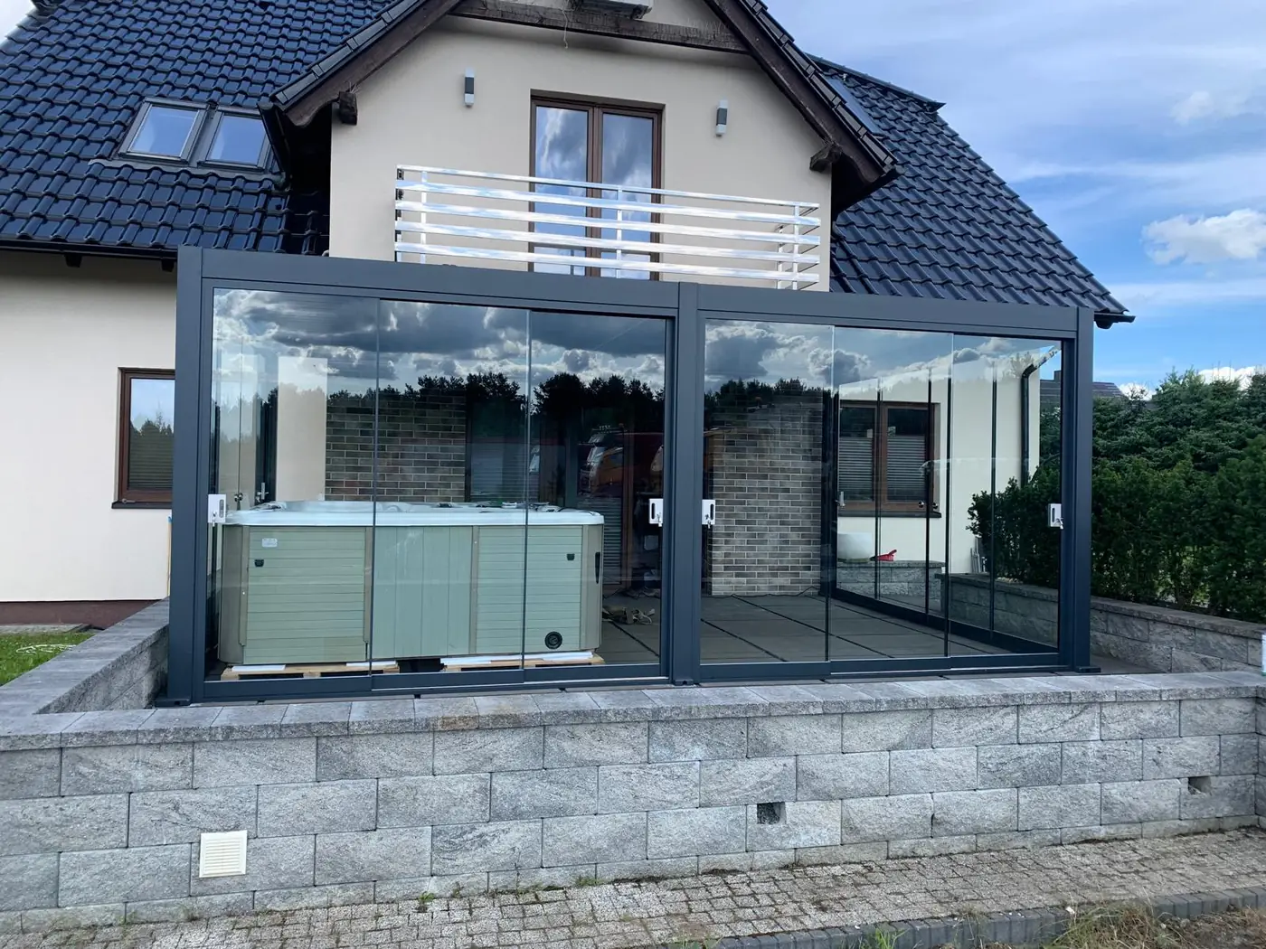 Pergola z ruchomymi lamelami BASE 6×4 w Kościerzynie - taras na podmurówce z zabudową szklaną