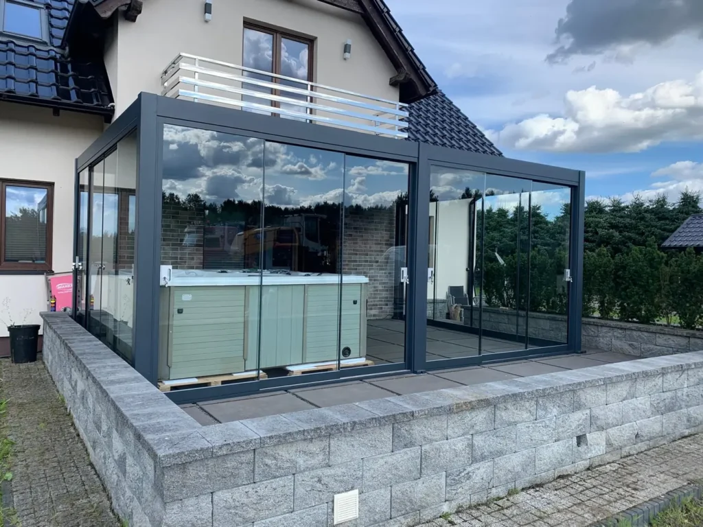Pergola lamelowa 6×4 w Kościerzynie przy elewacji domu - szklane drzwi przesuwne