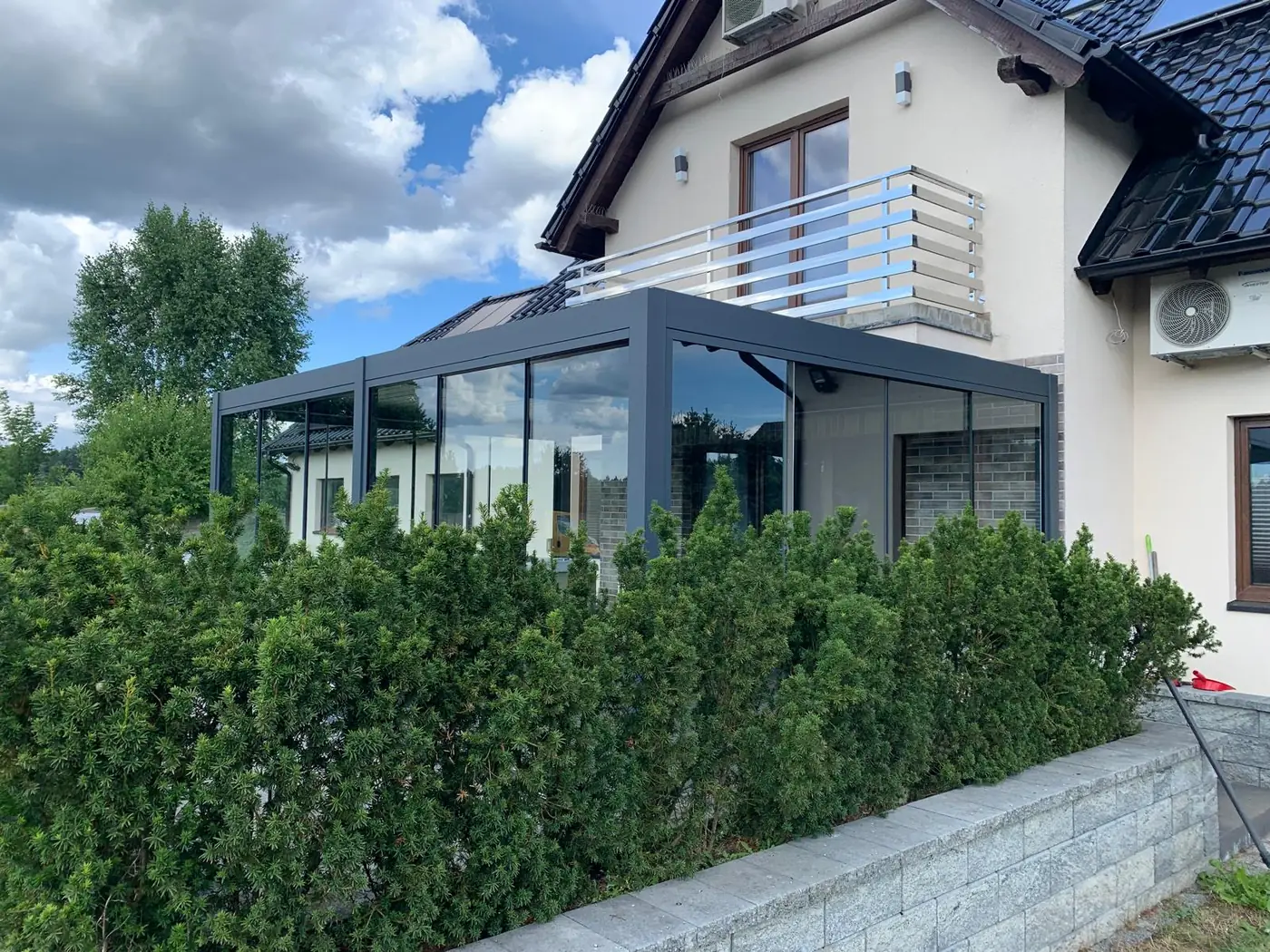 Pergola BASE 6×4 w Kościerzynie widziana z ogrodu - konstrukcja aluminiowa w kolorze antracytowym
