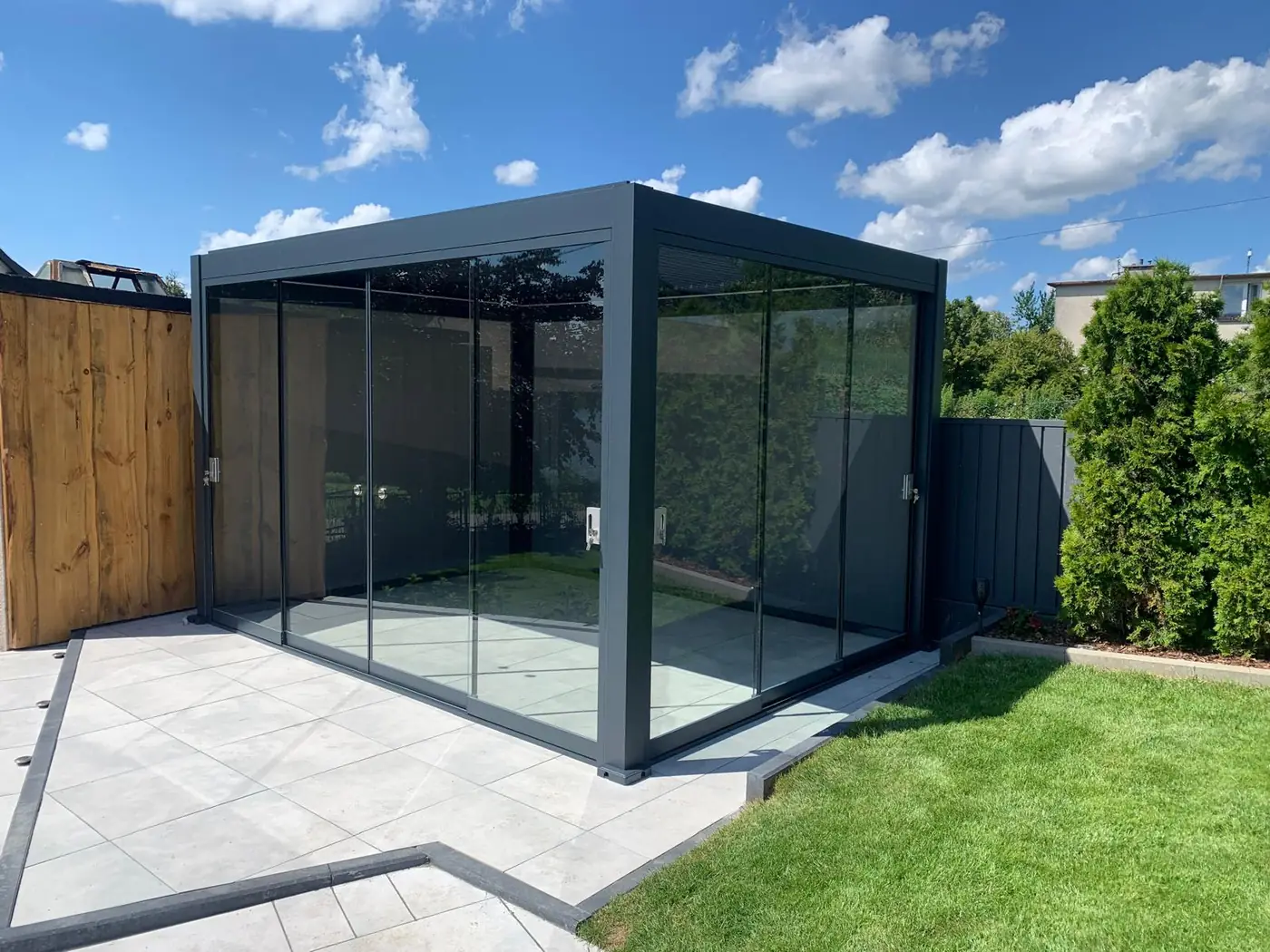 Zadaszenie tarasu 4×3 BASE w Smołdzinie - pergola aluminiowa z zabudową szklaną