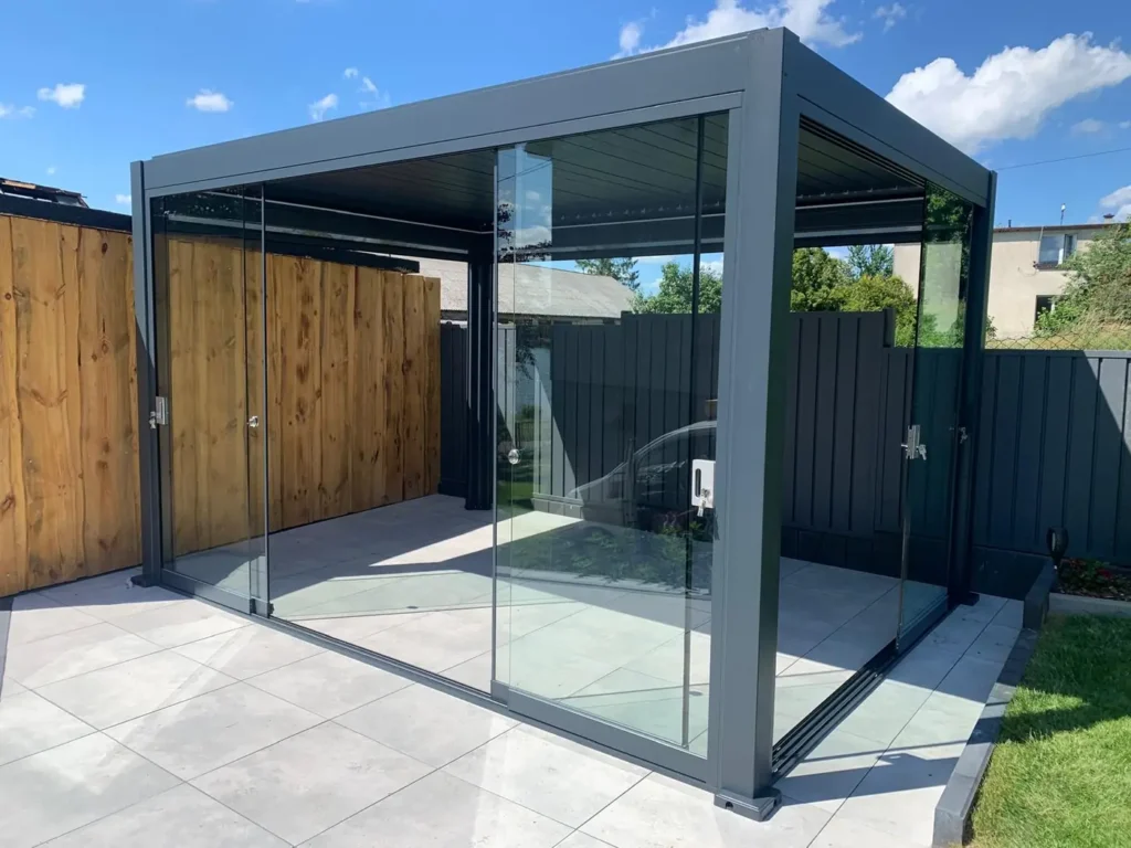 Pergola BASE 4×3 w Smołdzinie - szklane drzwi przesuwne i dach lamelowy