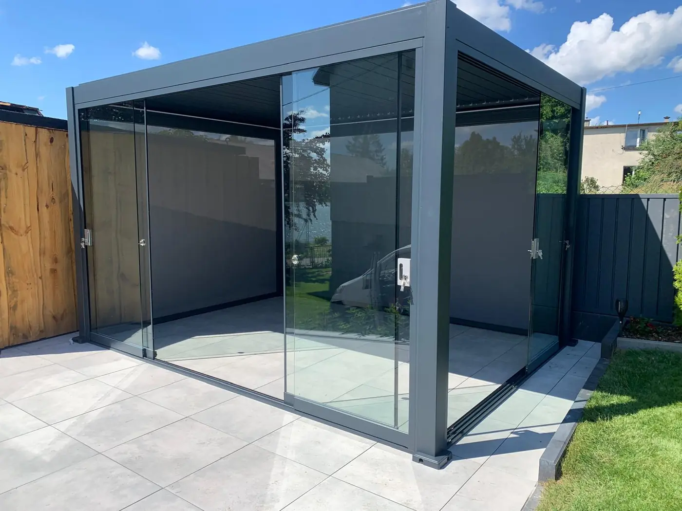 Pergola 4×3 w Smołdzinie od strony ogrodu - konstrukcja w kolorze antracytowym