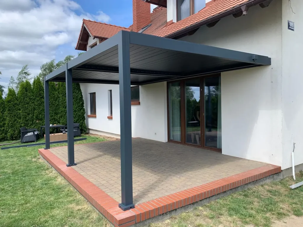 Zadaszenie tarasu 6×4 BASE w Jeżewie - pergola aluminiowa przy elewacji domu