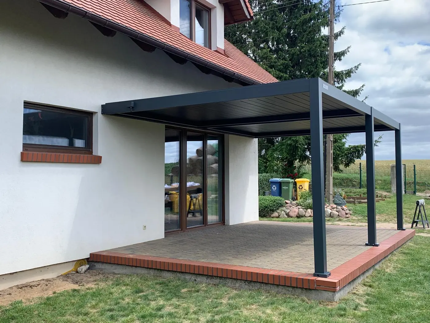 Pergola BASE 6×4 w Jeżewie nad tarasem z kostki brukowej