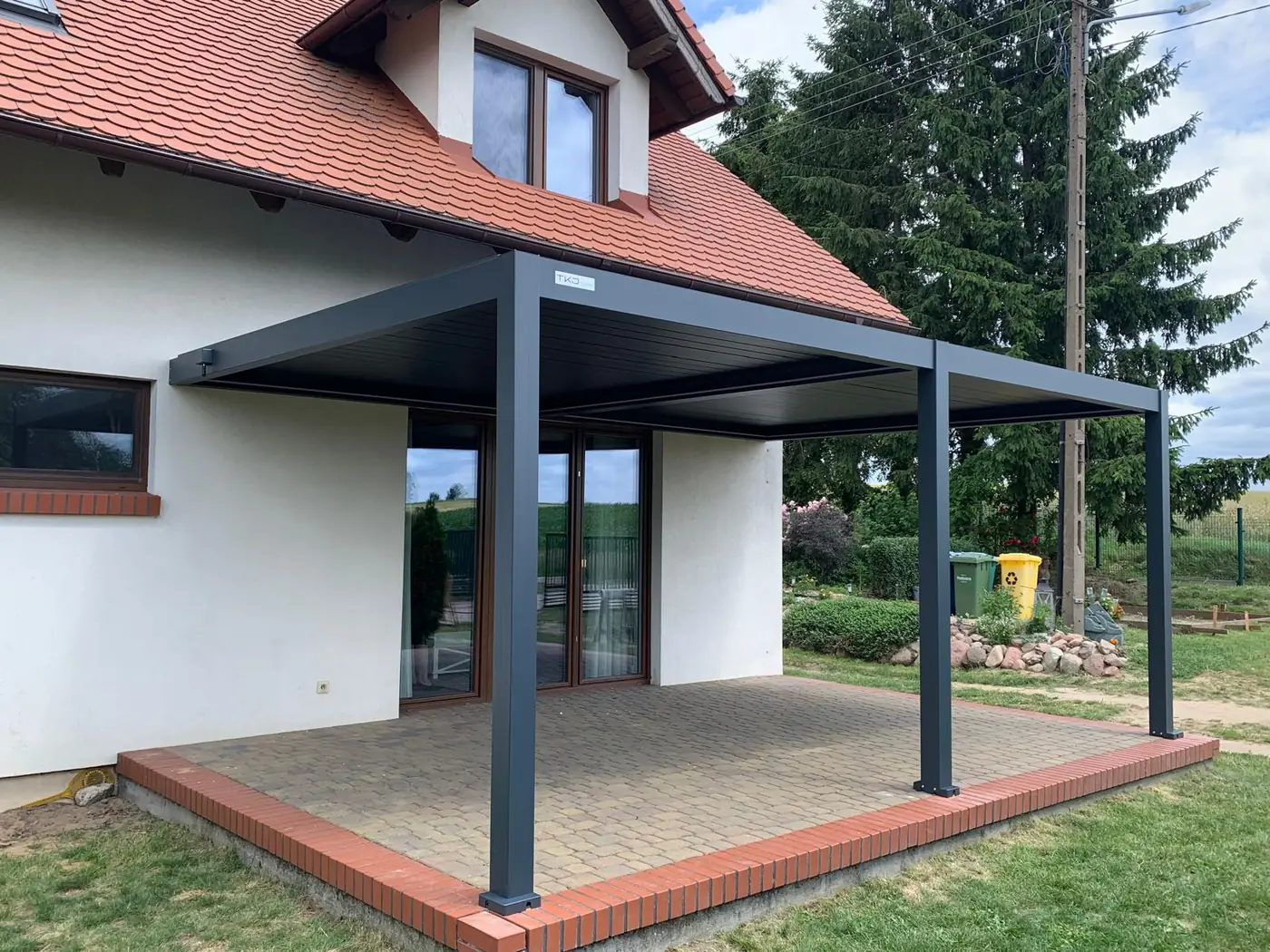 Pergola 6×4 w Jeżewie widziana z ogrodu - konstrukcja w kolorze antracytowym