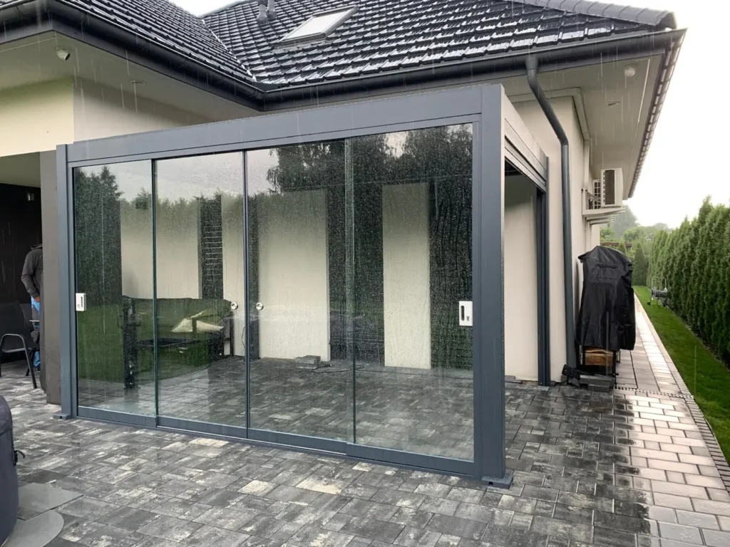 Aluminiowe zadaszenie tarasu 3×4 BASE w Radomsku - pergola narożna z zabudową szklaną