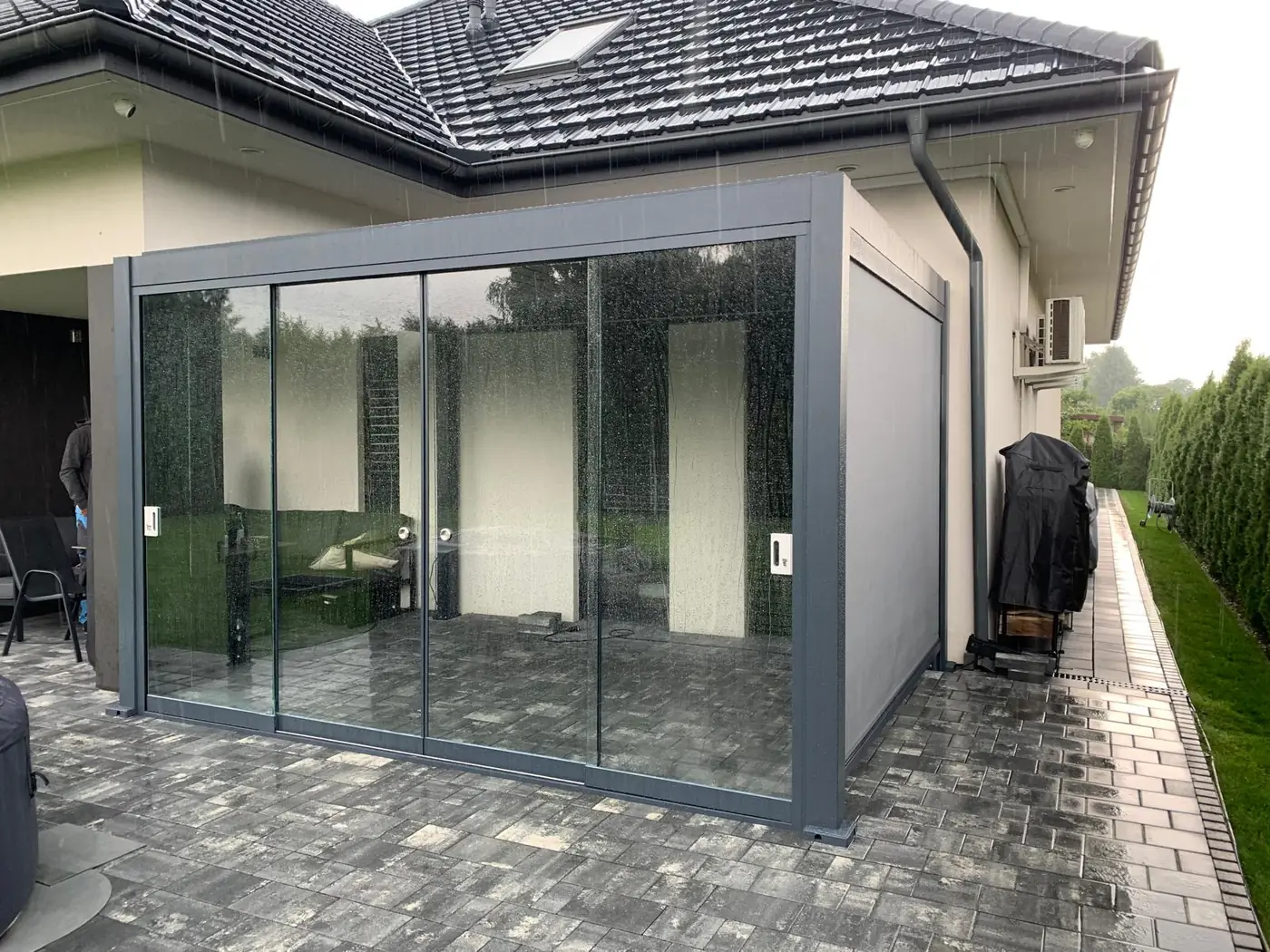 Pergola BASE 3×4 w Radomsku - szklane drzwi przesuwne i roleta ZIP
